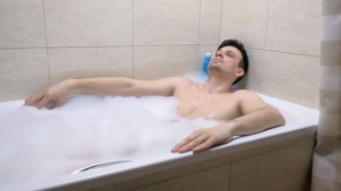 30s adam banyoda oturan, rahatlatıcı ve uykuya düşmek.