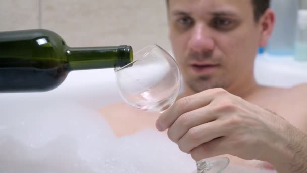 Adam şarap bardağı closeup şişeden kırmızı şarap dökün. — Stok video