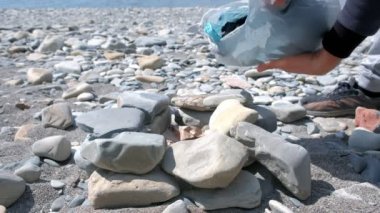 Adam taşların ızgarasında kömür döker, taşla kömür leri kırar, elleri yakındır..