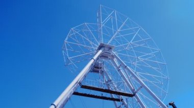 Lunaparkta dönme dolap kurulumu.