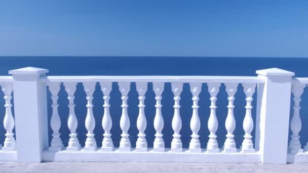 Cerca decorativa blanca hecha de hormigón en el paseo marítimo con increíbles vistas al mar . — Vídeos de Stock
