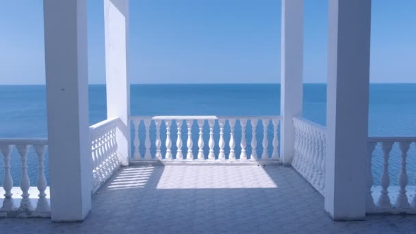 Schöne weiße Terrasse mit dekorativem Zaun und Meerblick am Wasser. — Stockvideo