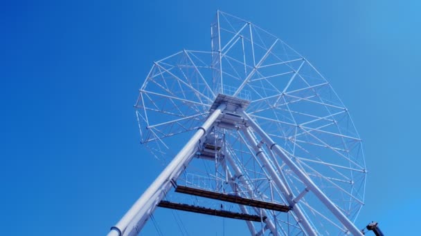 Riesenrad im Freizeitpark aufgestellt. — Stockvideo