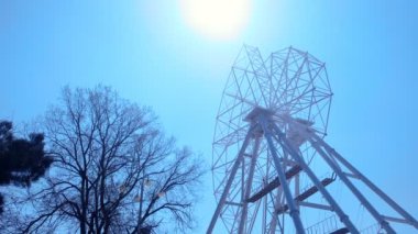Lunaparkta dönme dolap kurulumu.