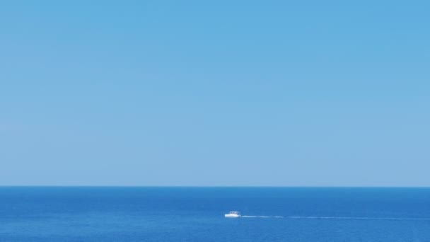 Θαλάσσια βόλτα σε λευκό τουριστικό ταχύπλοο στη θάλασσα την καλοκαιρινή ηλιόλουστη μέρα. — Αρχείο Βίντεο