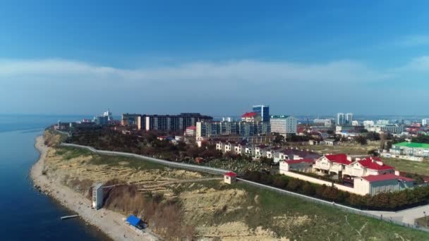 Ciudad turística costera en Rusia, Anapa en el día soleado. Montañas frente al mar con vistas al mar, imágenes aéreas . — Vídeos de Stock