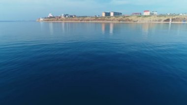 Rusya'da dağlar ve kıyı kasabası Anapa ile deniz arka plan, sakin denizde turkuaz su üzerinde uçan. Seyahat konsepti.