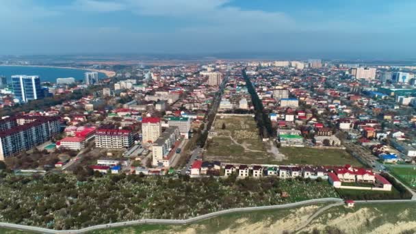 Bei sonnigem Wetter über der russischen Küstenstadt Anapa. Luftaufnahme der Stadt und der Meeresbucht. — Stockvideo