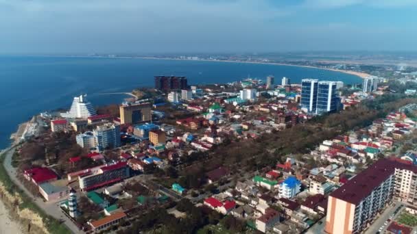 Ciudad costera en Rusia, Anapa con edificios, paseo marítimo y vistas al mar, imágenes aéreas . — Vídeos de Stock