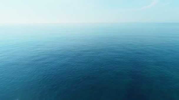 Volando sopra l'acqua turchese sul mare calmo. Fondo marino . — Video Stock