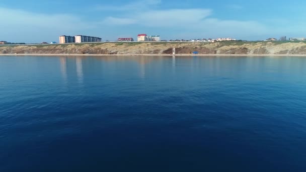 Volando sobre el mar cerca de las montañas con la ciudad costera. Concepto de viaje . — Vídeos de Stock