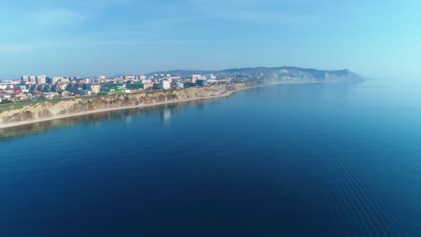 Fundo de paisagem marinha com cidade costeira em montanhas com edifícios e vista para o mar. Conceito de viagem . — Vídeo de Stock