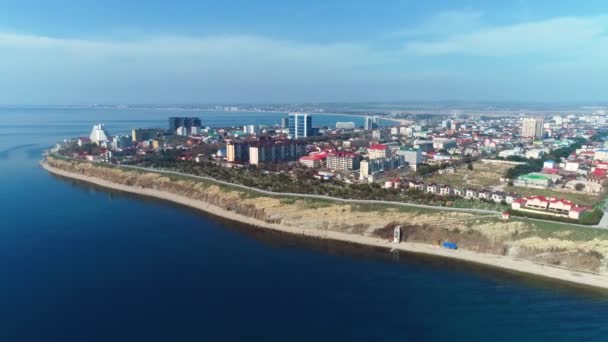 Voando sobre a bela cidade costeira em montanhas Anapa na Rússia . — Vídeo de Stock