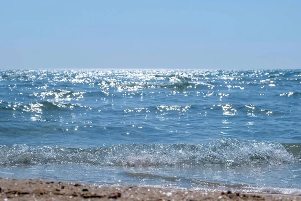 Kumlu bir plajda deniz kıyısı. — Stok fotoğraf