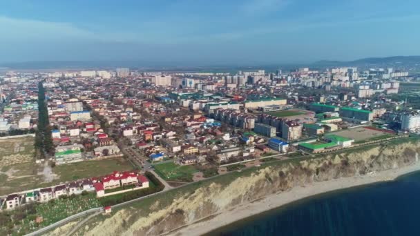 러시아 의 산 아나파에서 해안 도시를 통해 비행. — 비디오