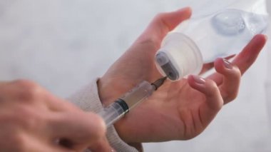 Kadın serum fizyolojik ile şırınga inhalasyon için tespit. Eller yakın çekim.