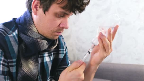 Homem doente pegando a seringa com soro fisiológico para inalação . — Vídeo de Stock