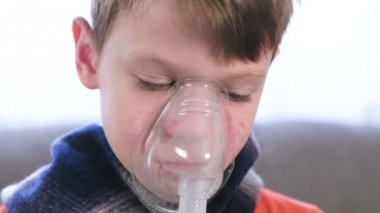 Hasta çocuk astım ilacı maskesi teneffüs edilmesi. Nebulizatör ve astım tedavisi için kullanın.