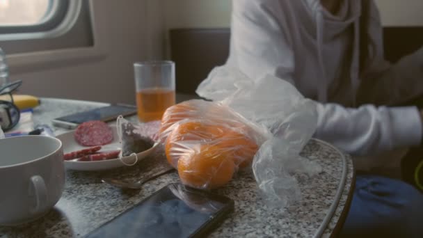 Producten op de tafel in het tweederangs trein vervoer. — Stockvideo