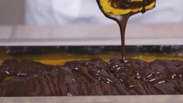 Preparación de relleno para dulces. Chocolate líquido en mermelada de albaricoque . — Vídeo de stock