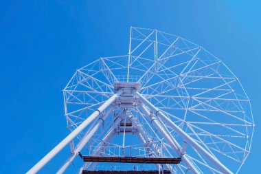 Lunaparkta dönme dolap kurulumu.