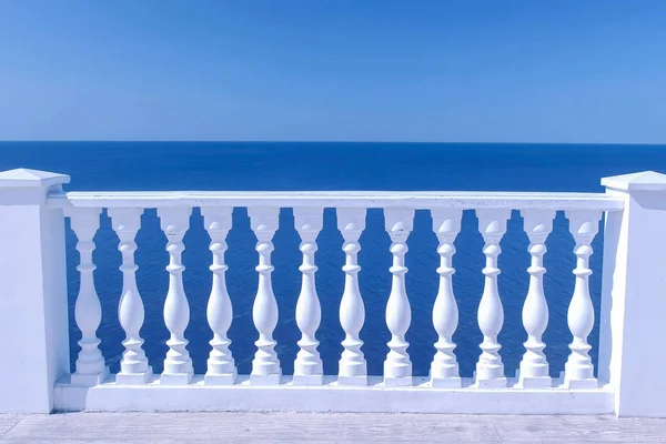 Muhteşem deniz manzaralı deniz kıyısında betondan yapılmış beyaz dekoratif çit. — Stok fotoğraf