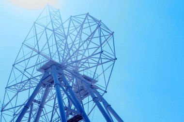 Lunaparkta dönme dolap kurulumu.