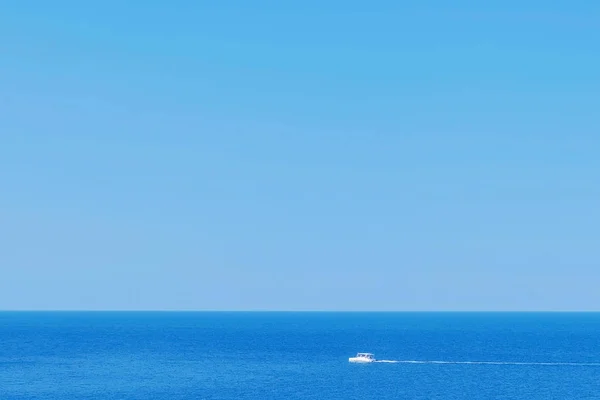 Θαλάσσια βόλτα σε λευκό τουριστικό ταχύπλοο στη θάλασσα την καλοκαιρινή ηλιόλουστη μέρα. — Φωτογραφία Αρχείου