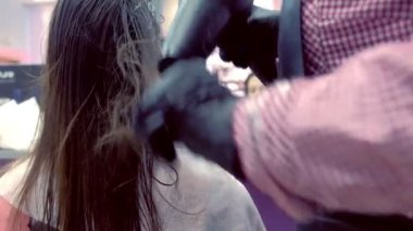 Saç kurutma makinesi ile kurutma saç berber. Saç keratin ile güçlendirilmesi.