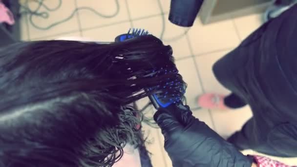 Перукар сушить волосся феном. Зміцнення волосся кератином . — стокове відео