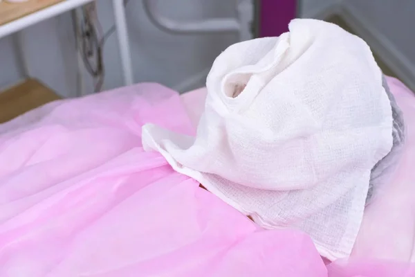 As mulheres enfrentam com uma toalha. Mulher no procedimento no escritório de esteticistas . — Fotografia de Stock