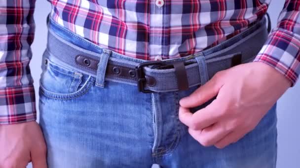 El hombre se rasca la polla en jeans. Concepto de enfermedades de transmisión sexual . — Vídeo de stock