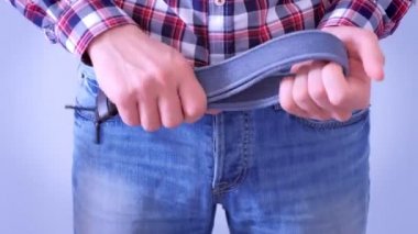 Adam eline kemer tokatatar, elleri yakındır. Eğlenceli bir ruh hali. bdsm kavramı.