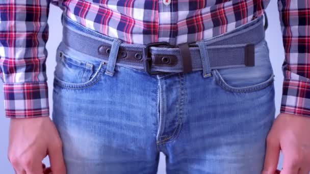Мужчина чешет свой член и промежность в джинсах. Концепция заболеваний, передающихся половым путем . — стоковое видео