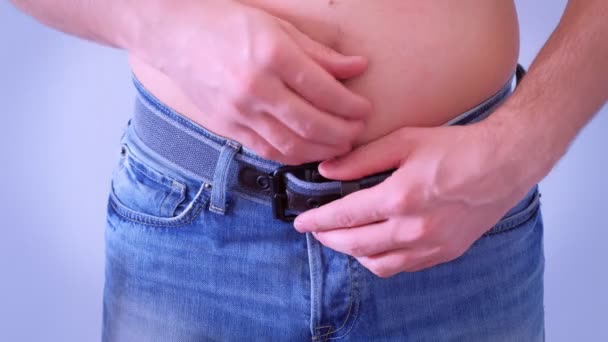 Homem toca sua gordura flácida estômago nu, vista close-up . — Vídeo de Stock