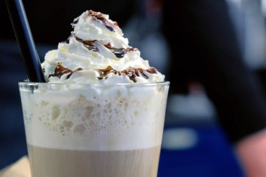 İrlandalı kahve, krema ve çikolata cam kırbaçlanan ile servis. Yan görünüm.