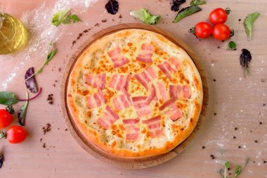 Sosis ve peynir masada ahşap tahta üzerinde pizza. Yakın çekim Üstten Görünüm.