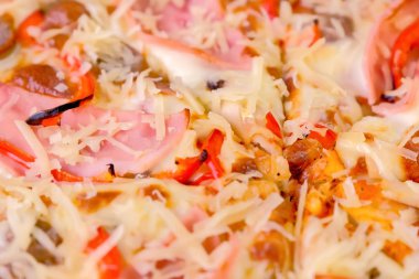 Sosis, mantar ve peynir pizza. Yakın çekim görünümü.