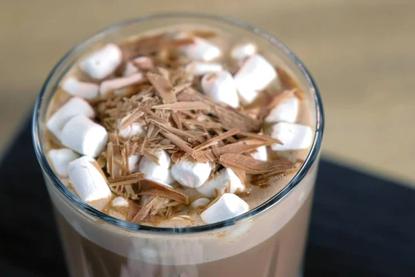 Cacao met marshmallow in rock glas op een houten zwarte dienblad. Close-up weergave. — Stockfoto