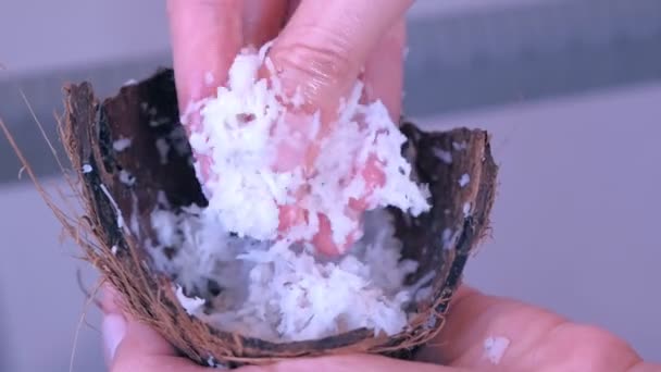 Mujer está mezclando el afeitado de coco con ingredientes en la cáscara preparando máscara natural . — Vídeo de stock