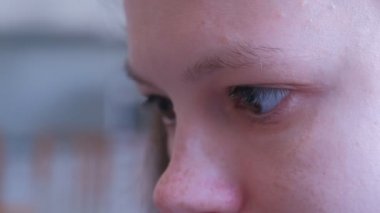 Bir şeyler okuyan genç kızın hareketli gözlerini kapatın.