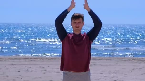 Homem fazendo exercício de respiração prática colocando as mãos em postura namaste no peito . — Vídeo de Stock