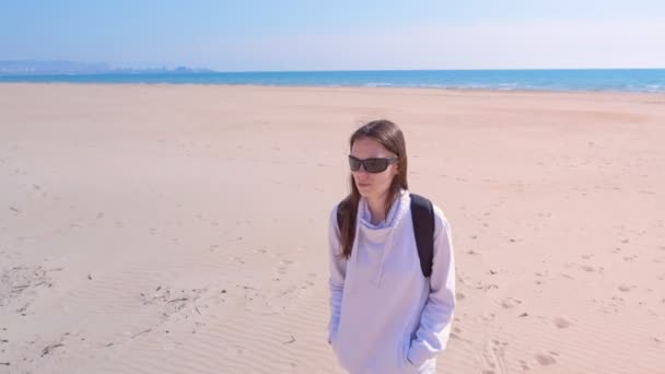 Ragazza viaggiatore passeggiate sul mare sabbia spiaggia vuota fuori stagione in dune in vacanza . — Video Stock