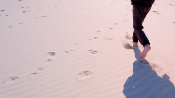 Childs blote voeten benen in de sport lopen op het zand op zee strand op vakantie. — Stockvideo