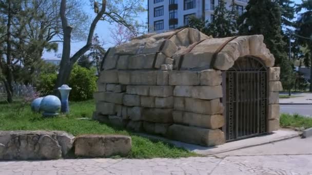 Antika grekiska monumentet crypt Geroon i Ryssland, Anapa. — Stockvideo