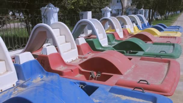 Catamaranes de colores en el paseo marítimo cerca del mar . — Vídeo de stock