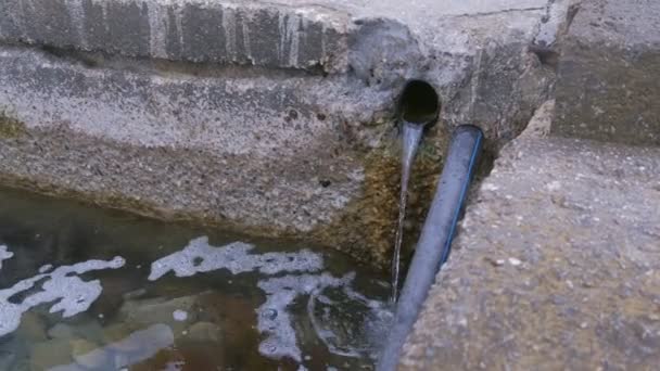 Eaux usées, sales et mousseuses avec des produits chimiques, déversement industriel dans un canal de la ville . — Video