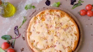 Sosis ve peynir masada ahşap tahta üzerinde pizza. Yakın çekim Üstten Görünüm.