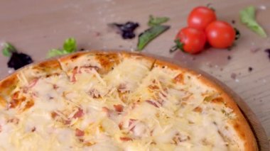 Cook bir dilim pastırma pizza eritilmiş peynir, lastik eldiven eller ile yakından görmek alır..