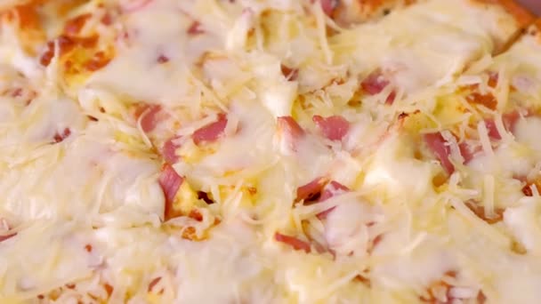 Pizza con pancetta e formaggio. Vista da vicino . — Video Stock